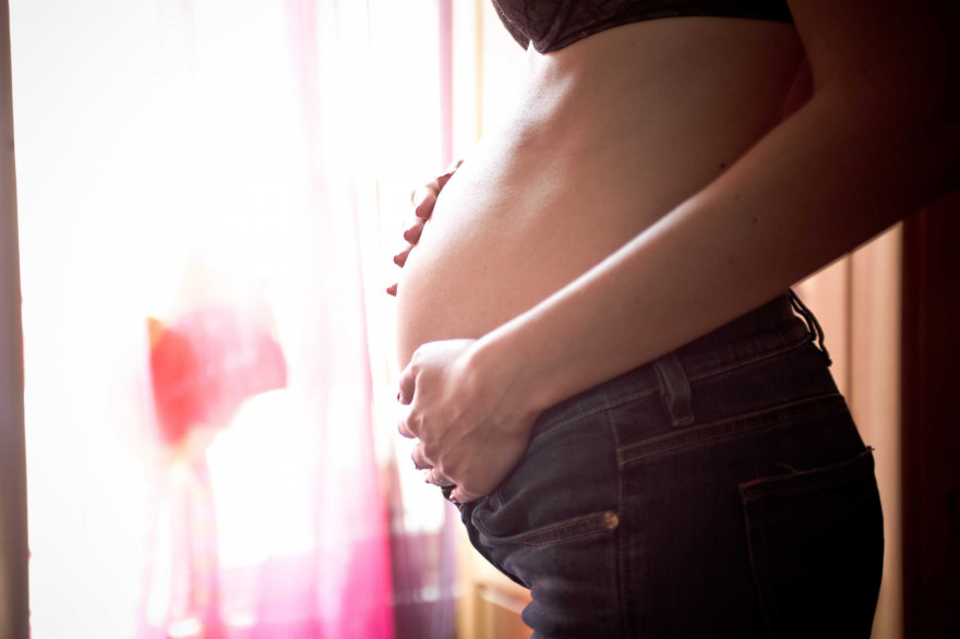 Une jeune femme enceinte de 5 mois (illustration).