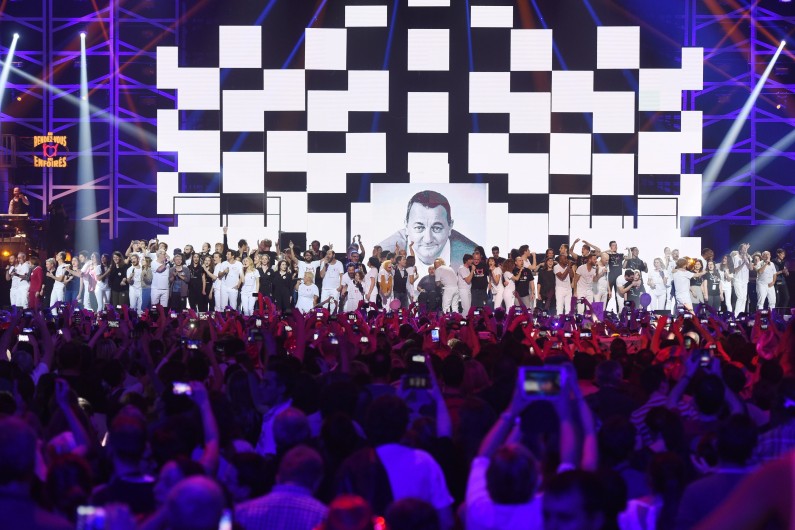 La troupe des Enfoirés 2016 sur la scène de l'AccorHotels Arena