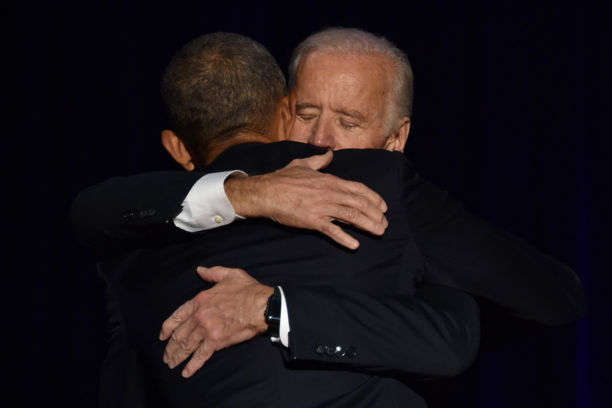 Le 10 janvier 2017, Barack Obama embrasse son ancien vice-président Joe Biden après que l'ex-président américain ait prononcé son discours d'adieu à Chicago, dans l'Illinois.
