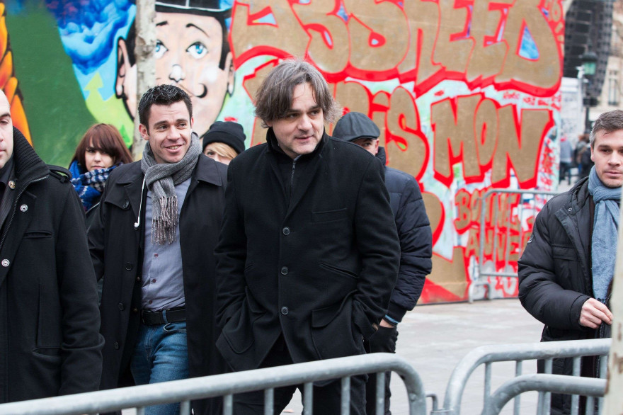 Le dessinateur Riss (au centre), rédacteur en chef de Charlie Hebdo, à Paris le 10 janvier 2016.