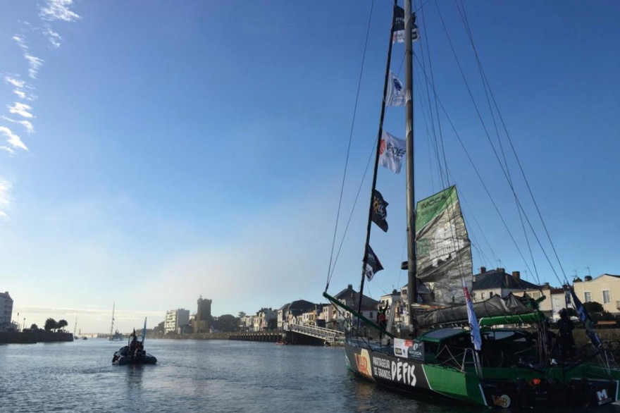 Le bateau de Maxime Sorel qui descend le chenal