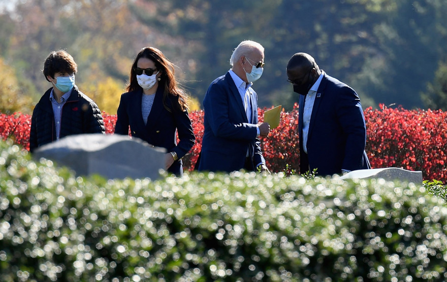 Joe Biden sur la tombe de son fils Beau le 8 novembre 2020