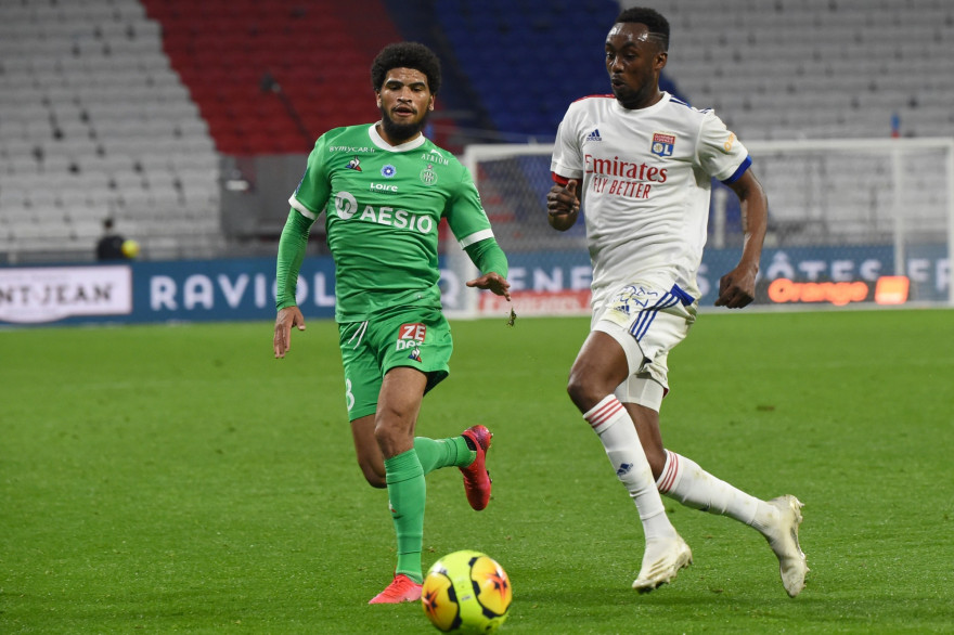 Le Lyonnais Tino Kadewere devant le Stéphanois Mahdi Camara le 8 novembre 2020 à Décines-Charpieu