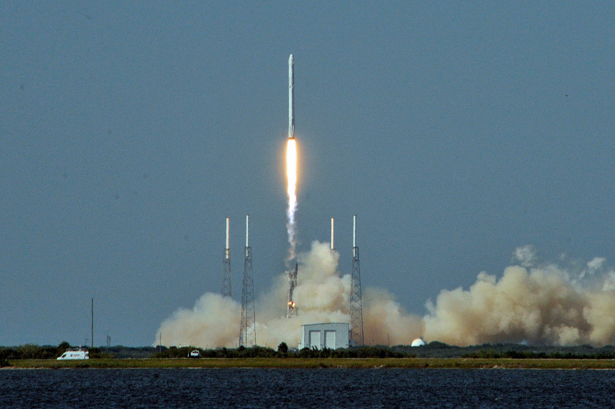 La fusée de SpaceX a réussi à atterrir en mer vendredi 9 avril.