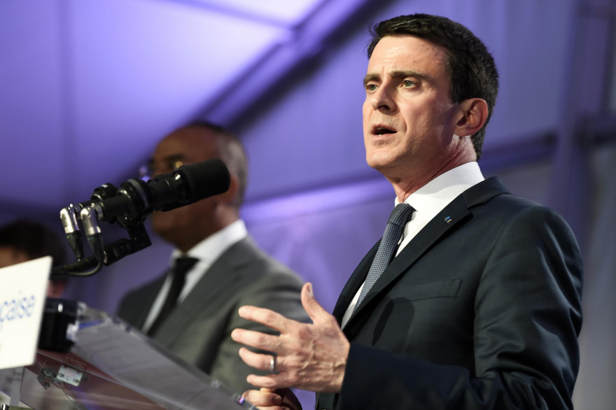 Manuel Valls en déplacement en Algérie le 10 avril.