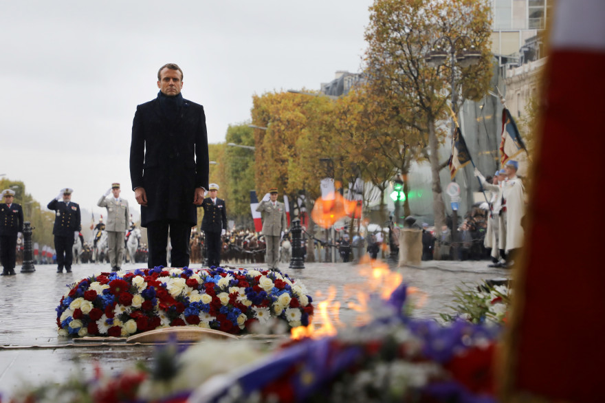 Emmanuel Macron se recueille sur la tombe du soldat inconnu, sous l'Arc de Triomphe, le 11 novembre 2019