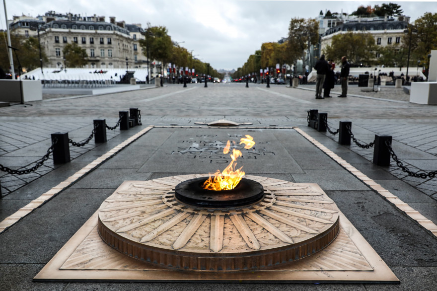 La tombe du soldat inconnu sous l'Arc de Triomphe à Paris (illustration)