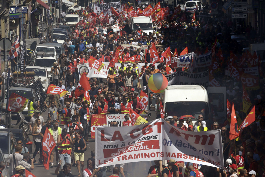 Plusieurs villes ont vu défiler des cortèges pour la 11e journée de mobilisation nationale contre la loi Travail le 28 juin, comme ici à Marseille.