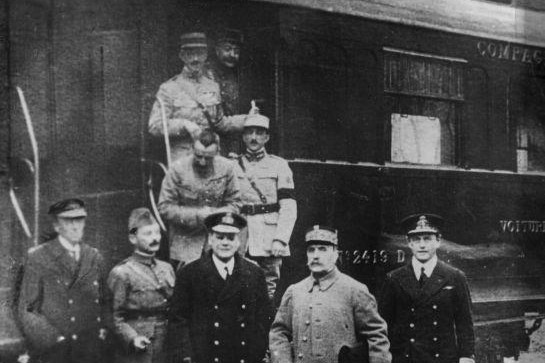 La seule photo qui existe de l'Armistice du 11 novembre 1918 avec le Maréchal Foch.