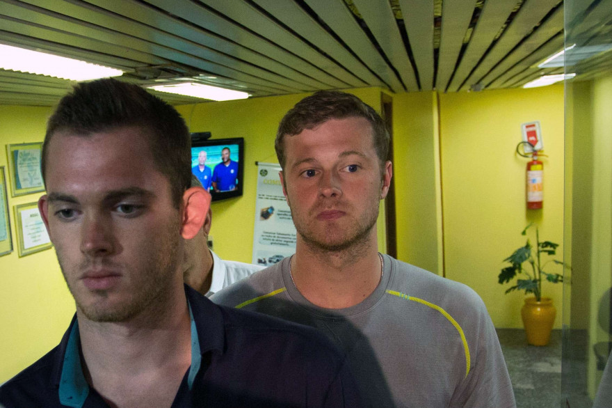 Les nageurs Gunnar Bentz (gauche) et Jack Conger (droite) à la sortie du poste de police de l'aéroport de Rio le 18 août 2016.