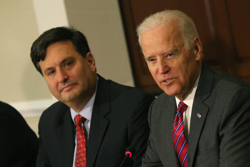 Ron Klain au côté de Joe Biden, le 13 novembre 2014 à Washington D.C.