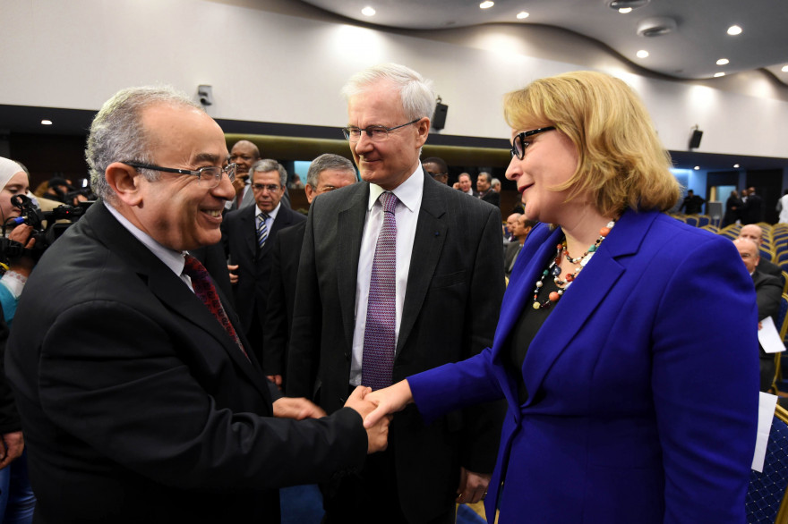 L'ambassadrice américaine Joan Polaschik (à droite), aux côté du ministre des Affaires étrangères algérien Ramtane Lamamra.