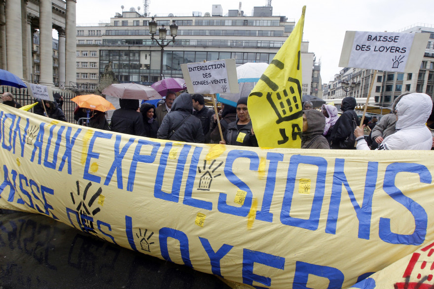 Des militants du collectif d'aide aux mals logés "Jeudi Noir", sont rassemblés pour demander l'interdiction des expulsions locatives le 17 avril 2012.