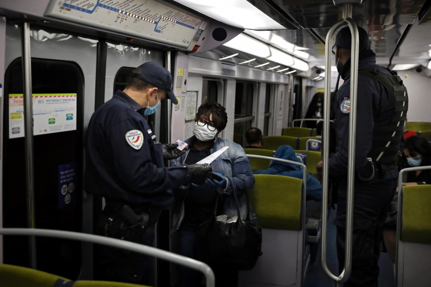Des policiers procédant à un contrôle des attestations de déplacement et du port du masque, dans le métro, à Paris. (Illustration)