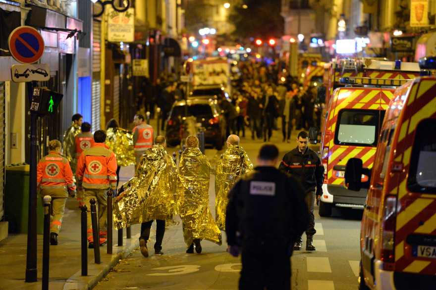 Les secours et les forces de l'ordre devant le Bataclan le 13 novembre 2015 à Paris