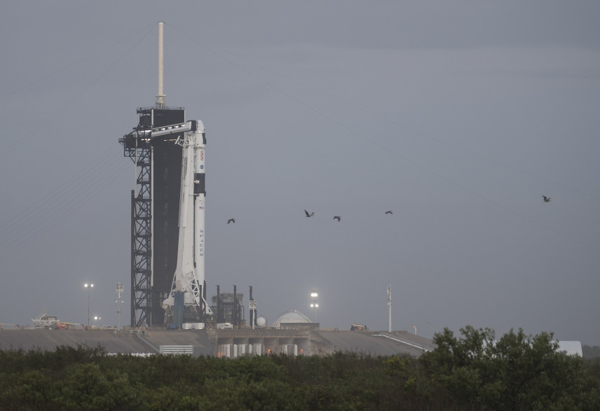 Le lanceur Falcon 9 de SpaceX à l'aube de sa première mission habitée commerciale pour le compte de la Nasa