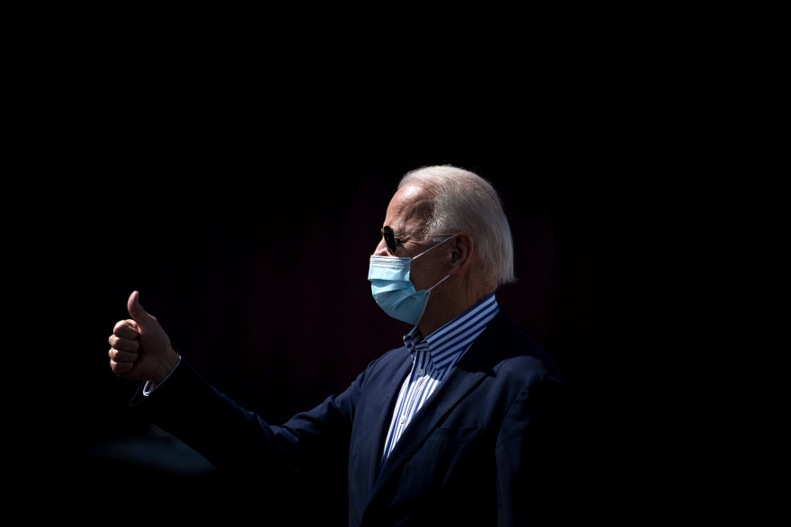Joe Biden à l'aéroport de Phoenix-Sky Harbor (Arizona), le 8 octobre 2020.