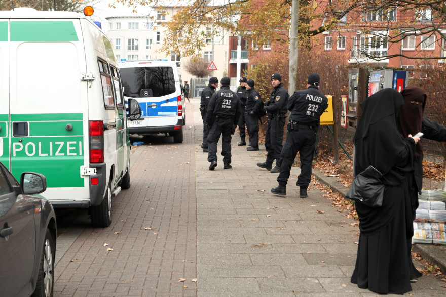La police allemande fait une perquisition dans une institution salafiste de Brême le 5 décembre 2014.