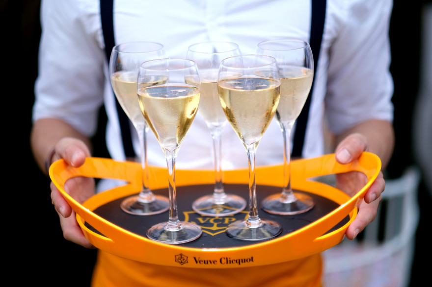 Des coupes de champagne (illustration)