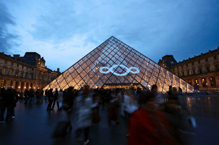 Les visiteurs quittent le Louvre après sa fermeture tardive lors de la nuit des musées en 2013