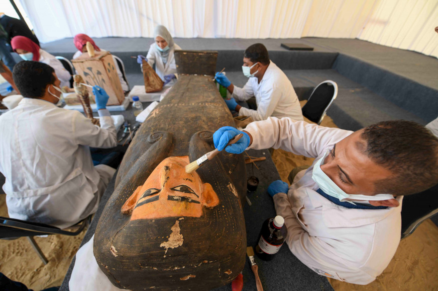 Un sarcophage découvert à Saqqarah en Égypte est présenté le 14 novembre 2020