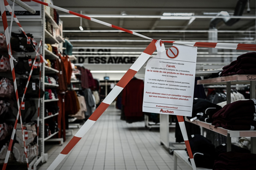 Un rayon de vêtements fermé dans un supermarché de Bordeaux (Gironde) le 4 novembre 2020