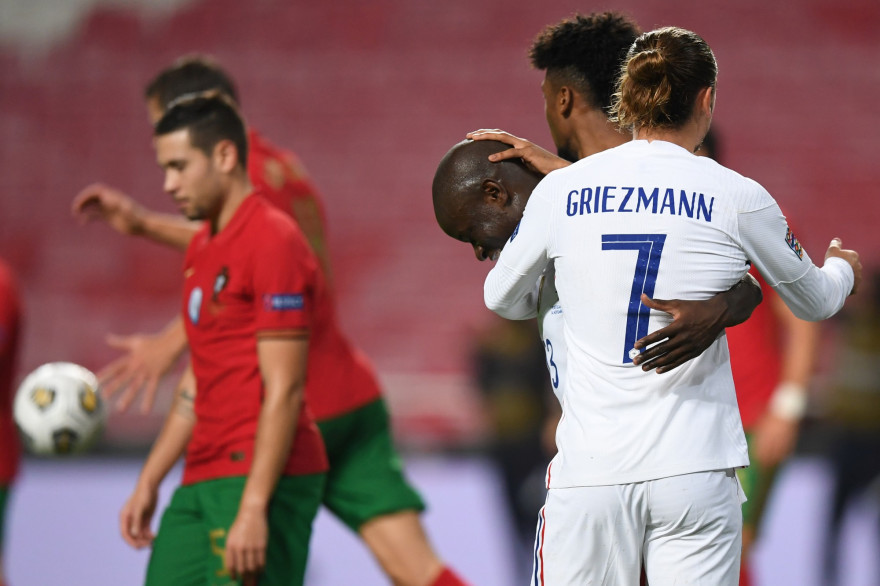 Griezmann et Coman félicitent le buteur Kanté le 14 novembre 2020 à Lisbonne