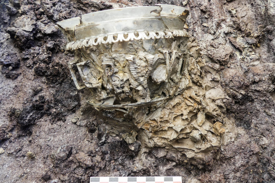 Un vase "exceptionnel" en verre ouvragé de la fin de l'époque romaine a été mis au jour à Autun, le 13 novembre 2020