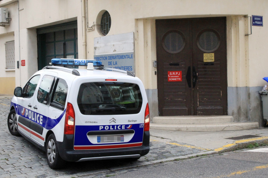 Une voiture de police, devant les locaux de la police (illustration).