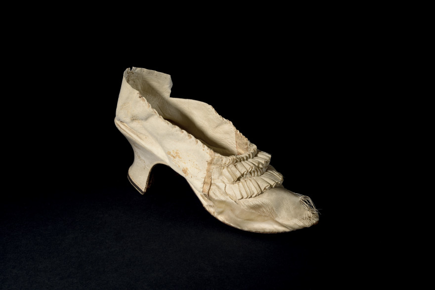 Un soulier de Marie-Antoinette adjugé pour plus de 40.000 euros à Versailles