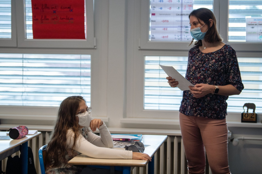 Une enseignante en classe (illustration)