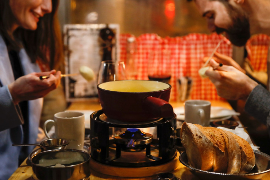 Une fondue en Suisse (illustration)