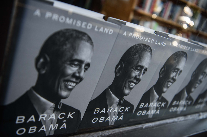 "Une terre promise" le livre de Barack Obama dans une librairie de Washington en novembre 2020