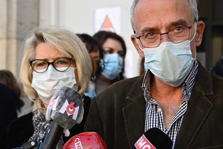 Les parents d'Alexia Daval, Isabelle Fouillot et Jean-Pierre Fouillot, devant le palais de Justice à Vesoul (Haute-Saône), le 18 novembre 2020.