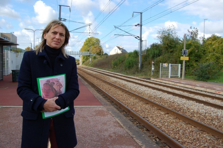 Sandrine Colette, la mère de Justine, à la gare d'Audrieu.