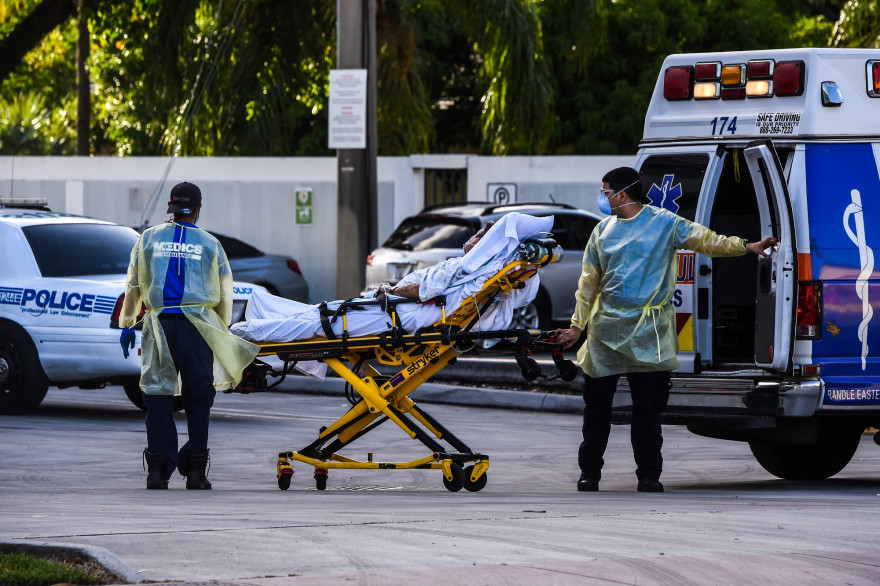 Des médecins ambulanciers transportant un patient Covid, à l'hôpital Coral Gables, près de Miami, aux États-Unis, le 30 juillet 2020.
