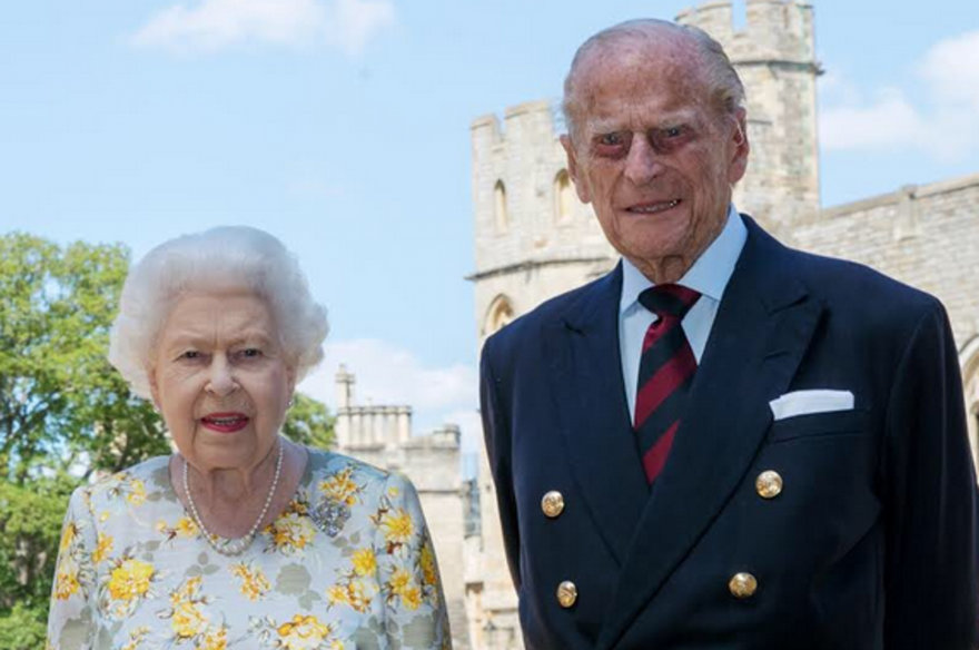 Elizabeth II et son époux le prince Philip devant le château de Windsor