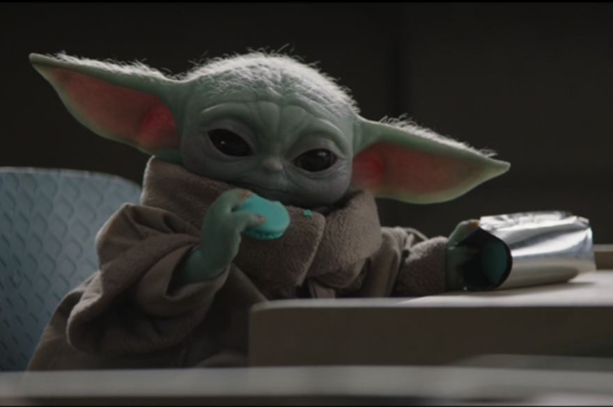 Baby Yoda en train de déguster son goûter dans "The Mandalorian"