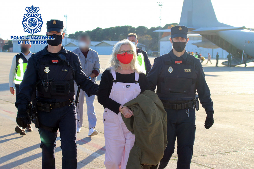 Jauregui Espina accompagnée par des policiers, le 22 novembre 2020