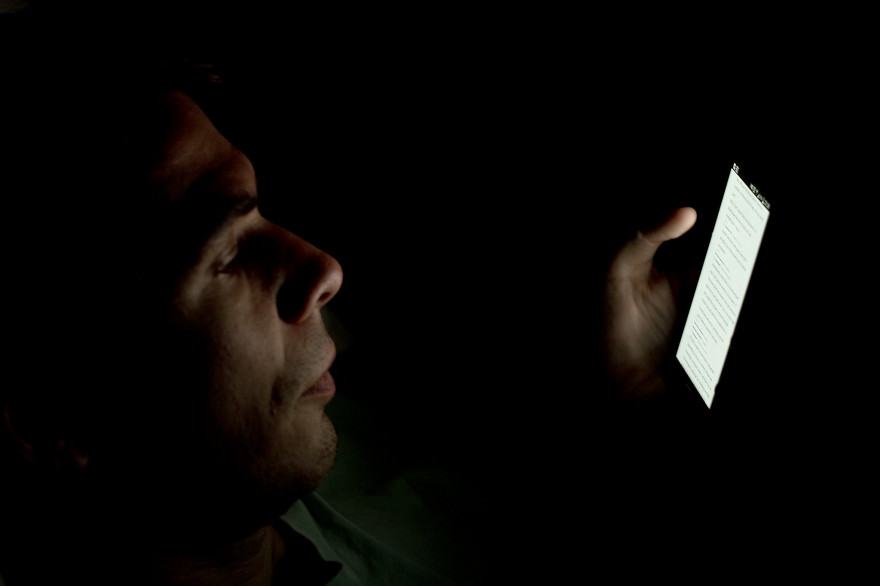 Un utilisateur consulte une application sur son smartphone (illustration)