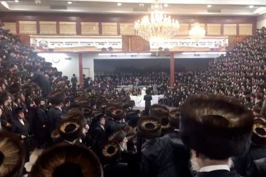 Des milliers de personnes se sont réunis à un mariage dans une synagogue de New York, le 8 novembre 2020