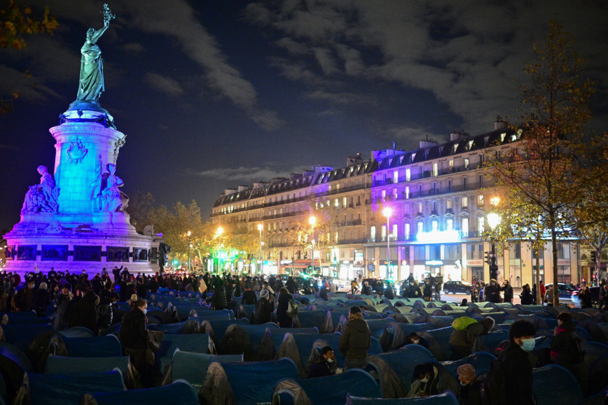 Selon les représentants d'Utopia 56, quelque 450 personnes ont posé leurs tentes sur la place centrale de la capitale