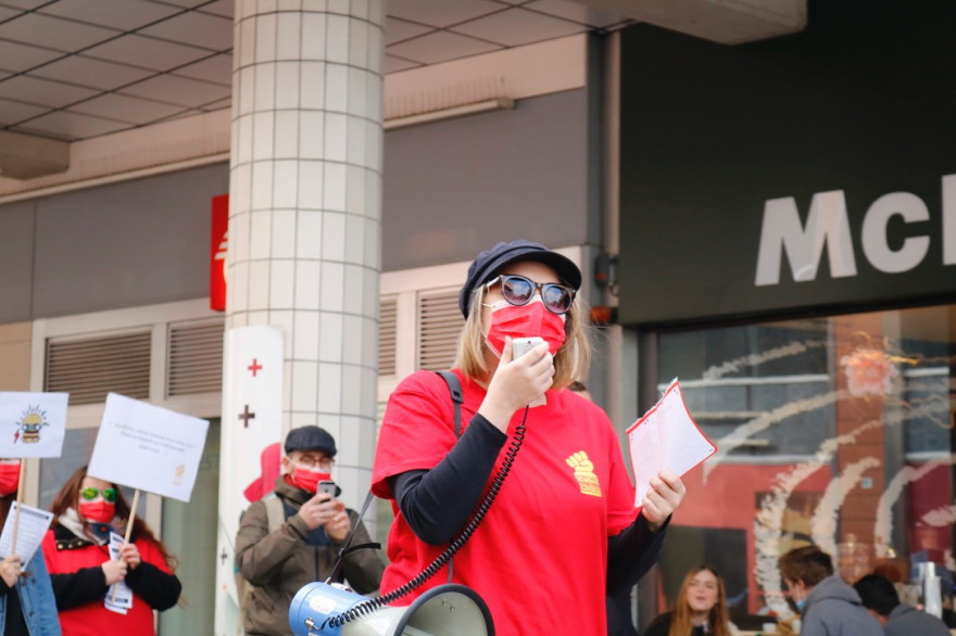 Le collectif McDroits se mobilisent contre le sexisme, le racisme et les LGBTphobies à MacDonald's.