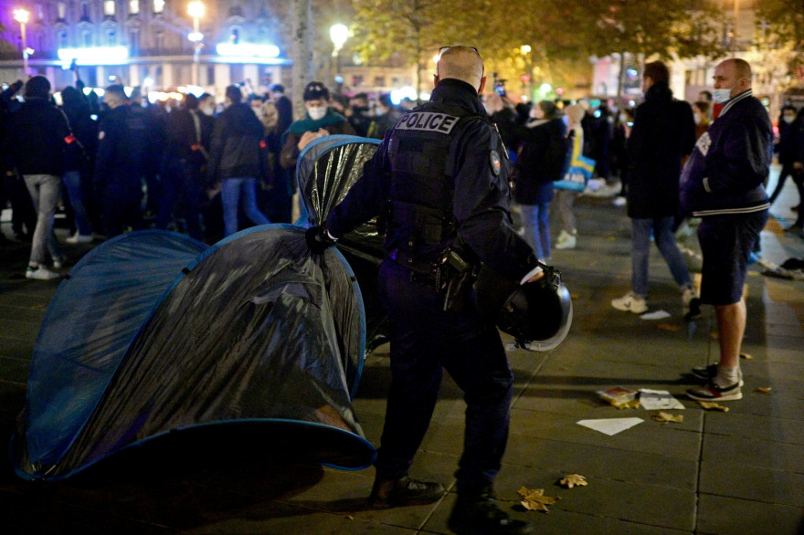Un policier lors de l'évacuation d'un camp de migrants place de la République à Paris, le 23 novembre 2020