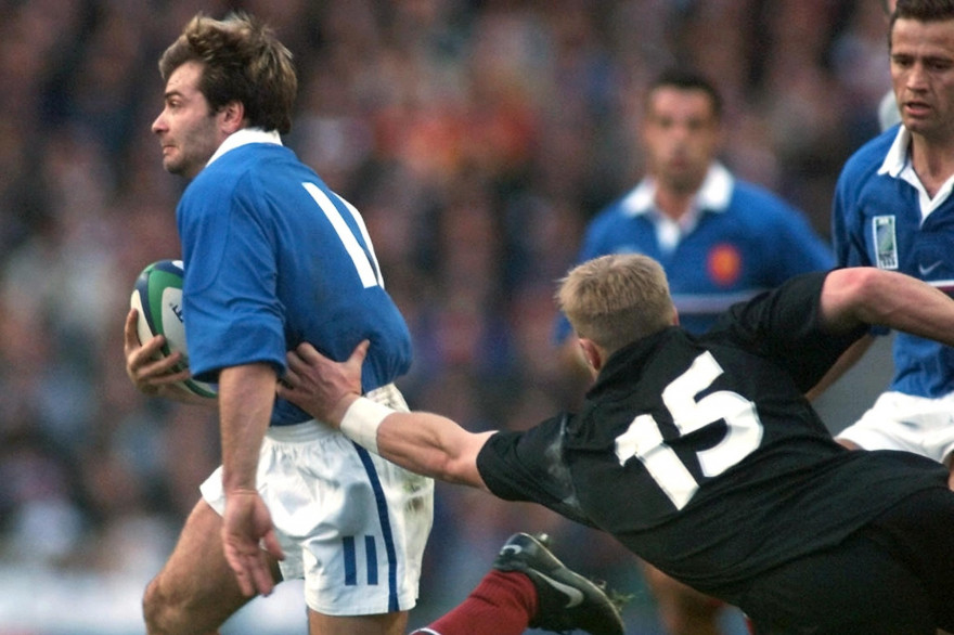 Christophe Dominici échappe à Jeff Wilson le 31 octobre 1999 à Twickenham lors de Nouvelle-Zélande - France