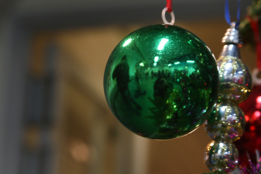 Une boule sur un sapin de Noël (illustration)