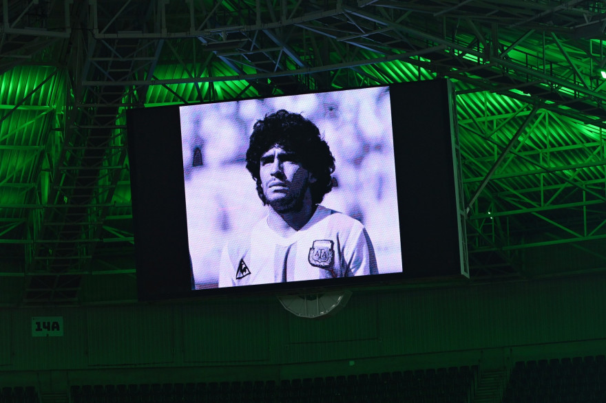Un portrait du footballeur Diego Maradona projeté sur un écran géant lors de la Ligue des Champions, le 25 novembre 2020 à Moenchengladbach en Allemagne.