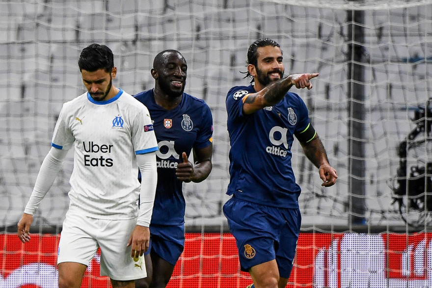 Morgan Sanson abattu sous les yeux du deuxième buteur du FC Porto Sergio Oliveira, le 25 novembre 2020 à Marseille