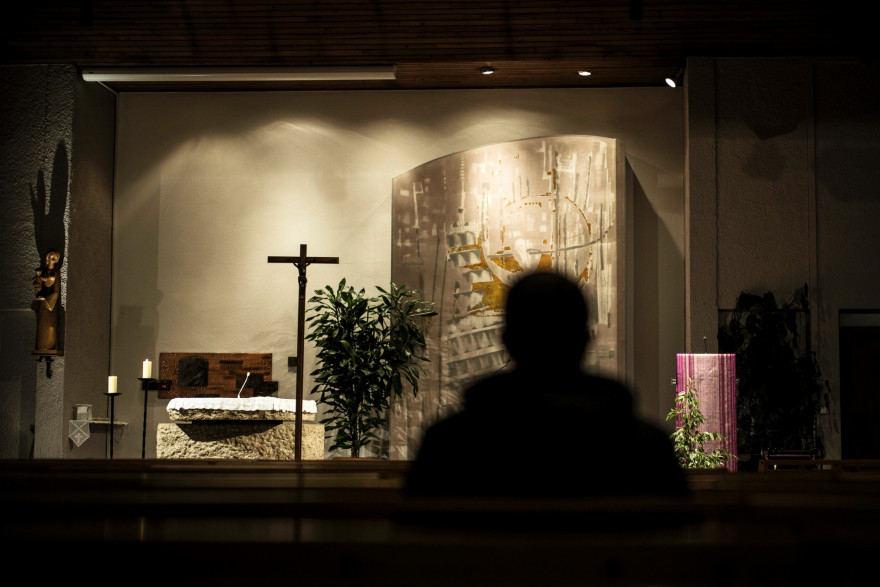 Un homme prie dans une église (illustration)