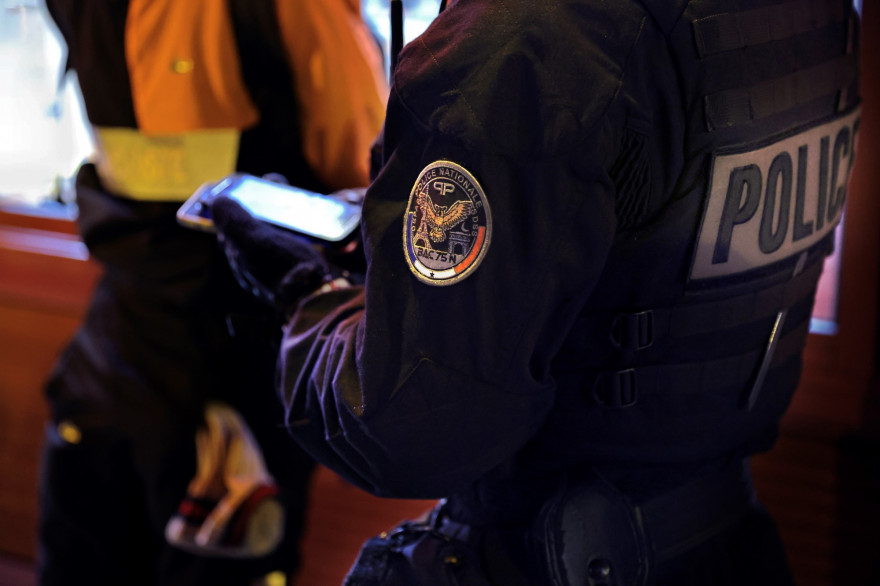 Un police de la BAC procède à un contrôle d'identité à Paris en octobre 2020